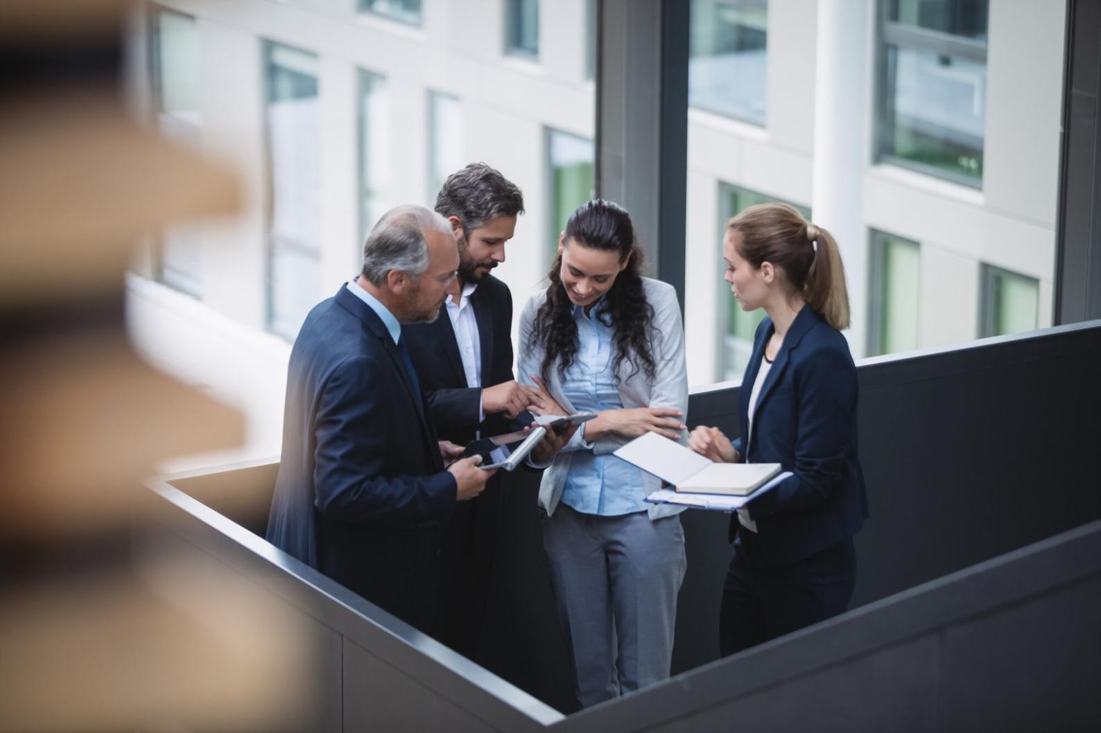 Consultor financiero trabajando en análisis personalizado