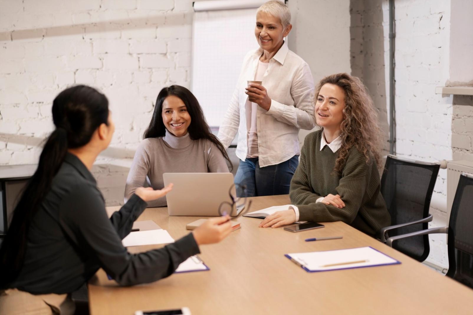 Equipo de falorexiquan trabajando en estrategias financieras personalizadas