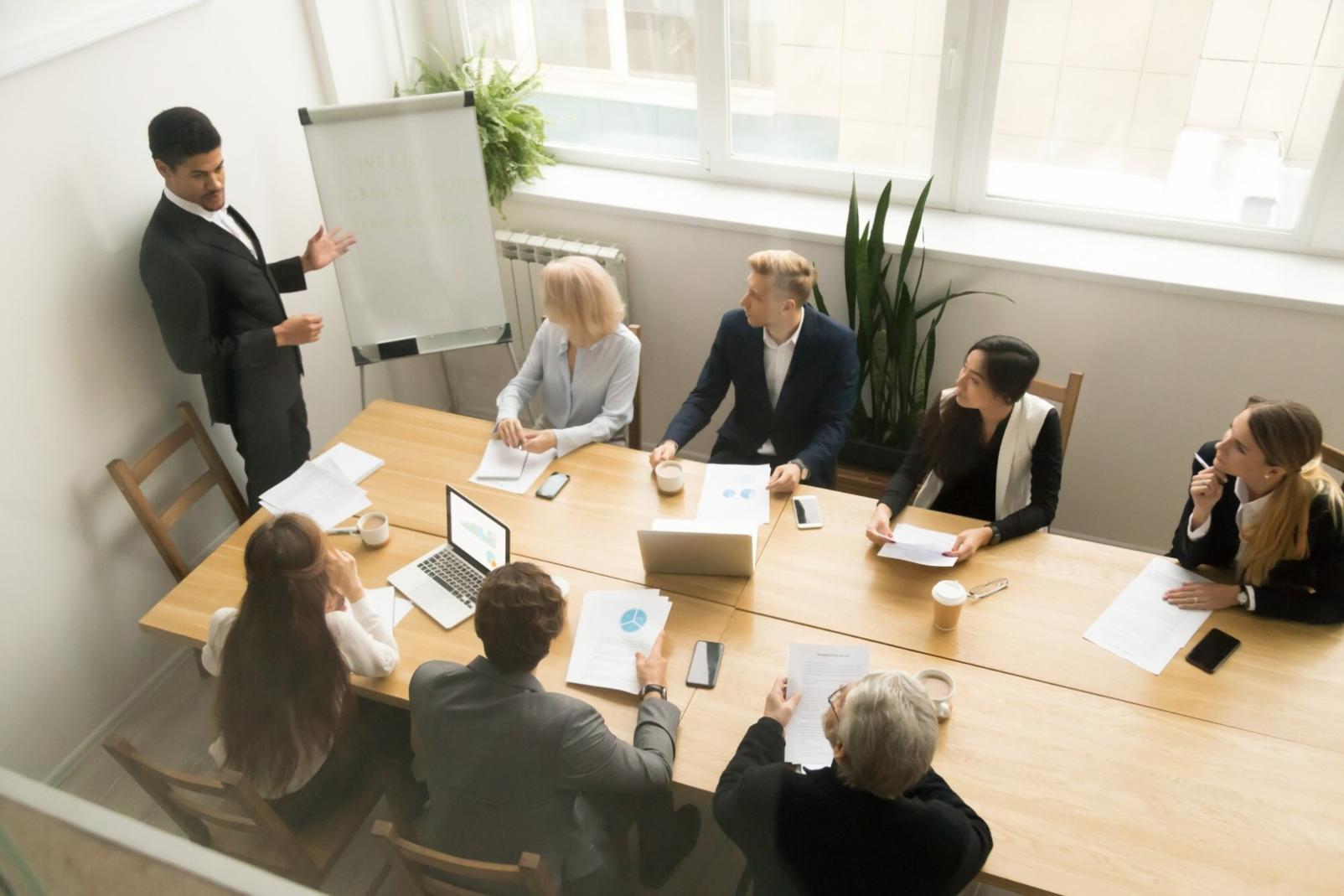 Consultor financiero desarrollando estrategia personalizada